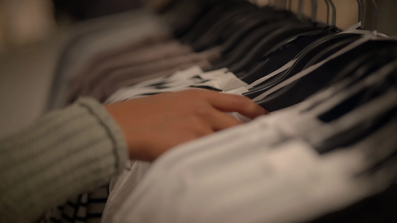 How To Compare Fabric Labels When Shopping For Knitwear